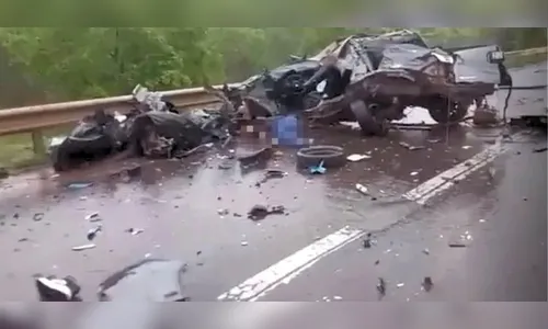 Acidente entre caminhonete e carreta mata dois militares do Exército na BR-163