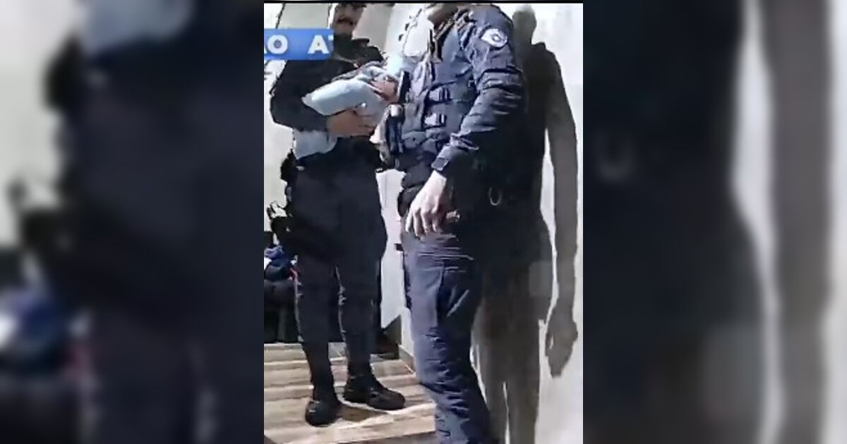 Bebê é resgatado após mãe ligar pedindo 'pizza' à PM enquanto apanhava em casa
