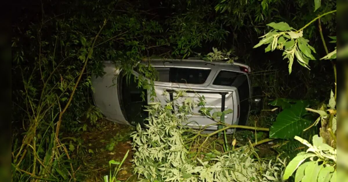 Carro capotado em barranco na Rua São Salvador, Cambé