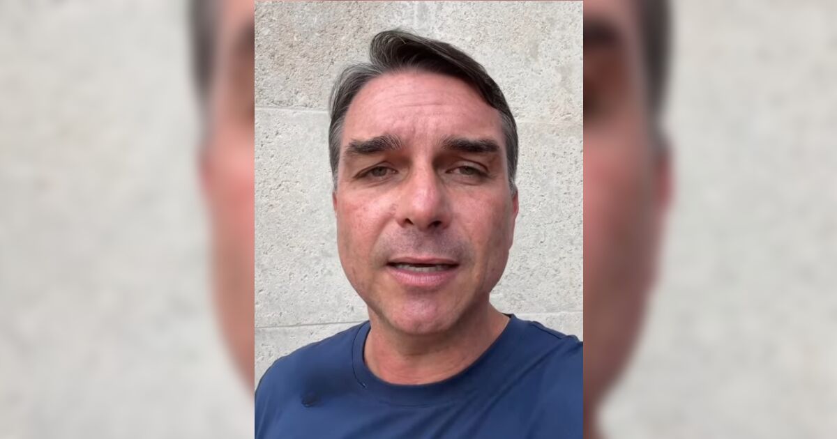 Flávio Bolsonaro chega aos EUA após deixar o Brasil às pressas