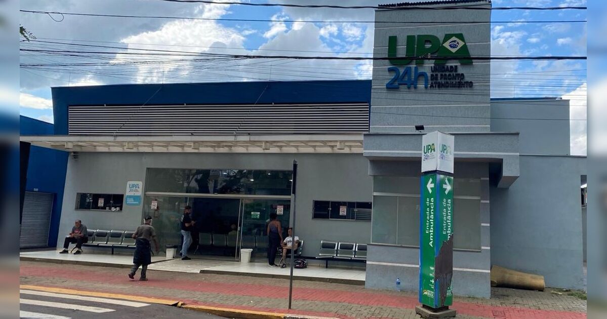 Motociclista sendo atendida pelos bombeiros após acidente na Avenida Aviação