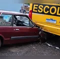 Carro com falha mecânica desce rua e atinge ônibus da Prefeitura em São João do Ivaí