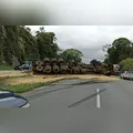 Caminhão tomba na BR-277 em Paranaguá e carga de soja complica trânsito no feriado