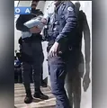 Bebê é resgatado após mãe ligar pedindo 'pizza' à PM enquanto apanhava em casa