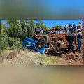 Caminhão desce rua e cai em barranco em Borrazópolis