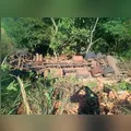 Caminhão perde os freios e cai em ribanceira na PR-170, em Novo Itacolomi