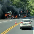 Caminhão-prancha pega fogo na BR-376, entre Mauá da Serra e Ortigueira
