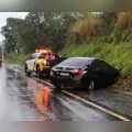 Carro bate em barranco na PR-272 durante forte chuva entre Cruzmaltina e Lidianópolis