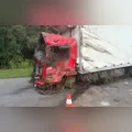 Caminhoneiro morre após veículo sair da pista e afundar em área alagada na BR-116