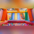 Homem de cabelo roxo furta celular durante festa infantil em Ivaiporã