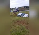 Motorista perde o controle e carro cai em canteiro da BR-376, em Apucarana