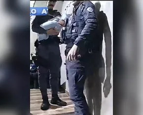 Bebê é resgatado após mãe ligar pedindo 'pizza' à PM enquanto apanhava em casa