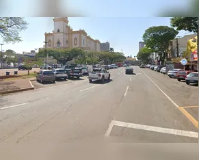 Homem abandona carro no meio da rua, ataca policiais e é preso