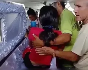 Menina dada como morta 'acorda' no velório e escapa de ser enterrada viva