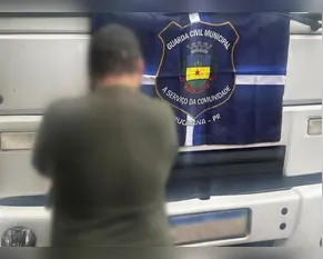 Motorista bate em carro da Prefeitura de Apucarana, foge e é preso com mandado em aberto