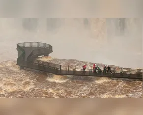 Cheia obriga remoção de grades nas Cataratas do Iguaçu e impacta Usina de Itaipu no PR