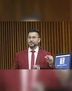 Deputado Arilson usa paletó vermelho e comemora reeleição de Lula na Alep