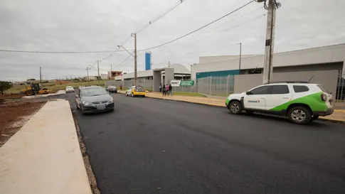 Prefeitura conclui asfalto no acesso ao Colégio Godomá, em Apucarana