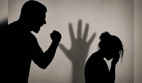 Homem é preso após enforcar e ameaçar ex-mulher com faca em Cambira