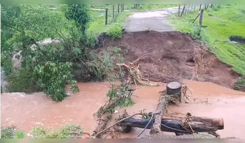 Chuvas destroem ponte e deixam moradores ilhados na zona rural de Grandes Rios