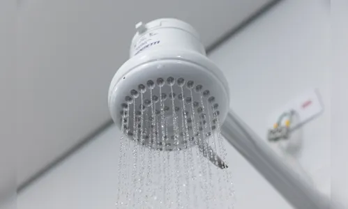 Banho de até 6 minutos economiza mais de 3 mil litros de água por mês, orienta Sanepar