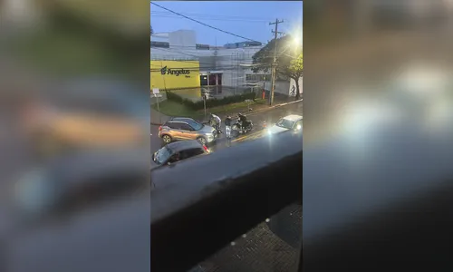Colisão entre carro e moto mobiliza equipe de emergência em Arapongas
