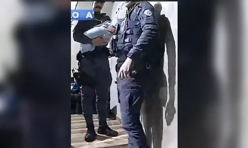 Bebê é resgatado após mãe ligar pedindo 'pizza' à PM enquanto apanhava em casa