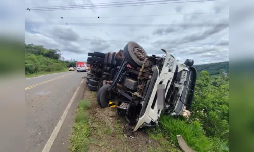 Caminhão de madeira colide com ônibus, tomba e atinge carro na PR-459; 9 ficam feridos