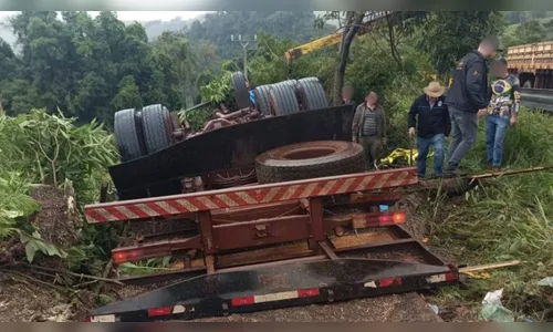 Capotamento de caminhão na PRC-487 deixa um morto e um ferido em Manoel Ribas