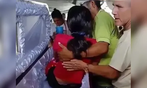Menina dada como morta 'acorda' no velório e escapa de ser enterrada viva