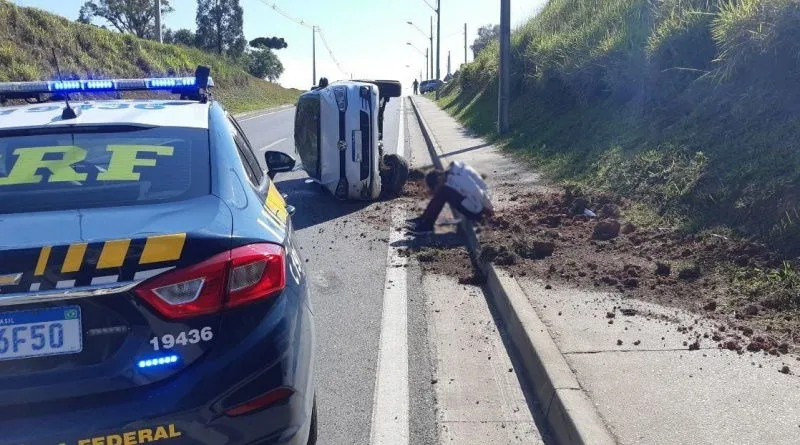 PRF prende assaltante armado e recupera carro roubado na Grande Curitiba