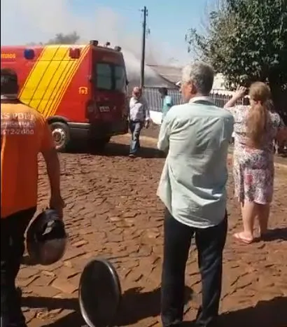 Corpo de Bombeiros controla incêndio à residência, em Ivaiporã