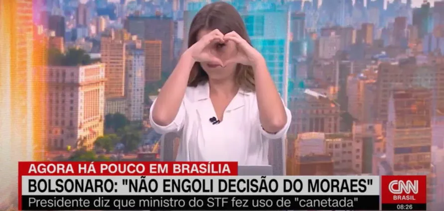 Apresentadora da CNN faz “coração” com as mãos durante entrevista de Bolsonaro