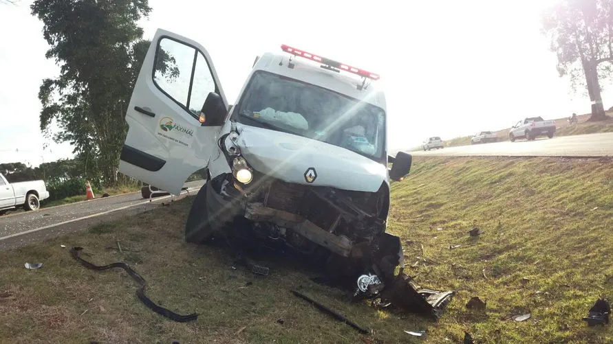 Acidente envolvendo ambulância de Faxinal deixa 3 feridos na BR-376; assista