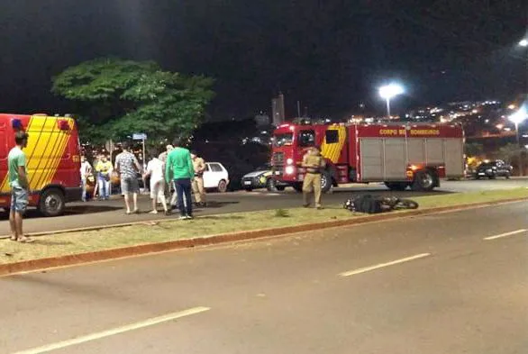 A moto bateu contra um poste no canteiro central