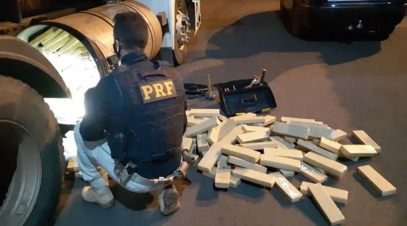 PRF encontra 1 tonelada de maconha escondida em carreta no Paraná