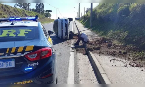 PRF prende assaltante armado e recupera carro roubado na Grande Curitiba