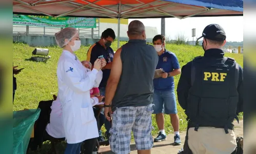 No Paraná, mais de 3,7 mil caminhoneiros já se vacinaram contra a gripe em postos da PRF