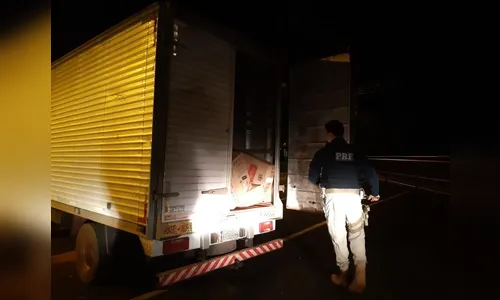 PRF apreende 125 mil carteiras de cigarro em caminhão com lançador de fumaça