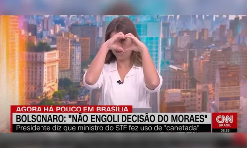 Apresentadora da CNN faz “coração” com as mãos durante entrevista de Bolsonaro