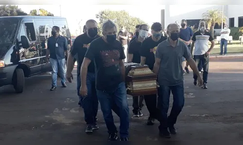 Amigos e familiares se despedem de Ângelo Seixas, morto em acidente de trânsito