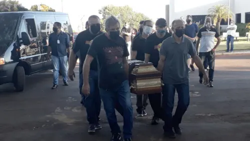 Amigos e familiares se despedem de Ângelo Seixas, morto em acidente de trânsito
