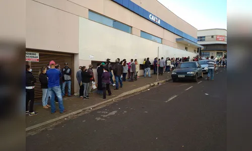 Caixa abre mais cedo, mas fila para receber R$ 600,00 continua em Ivaiporã