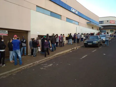 Caixa abre mais cedo, mas fila para receber R$ 600,00 continua em Ivaiporã