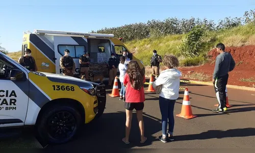 PM distribui ração para cães no Residencial Solo Sagrado