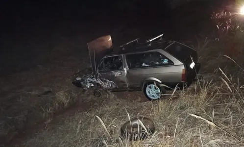 Capô de carro abre e causa colisão frontal na PR-272