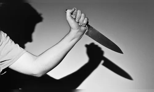 Homem armado derruba portão com chute e ameaça vizinha, em Apucarana