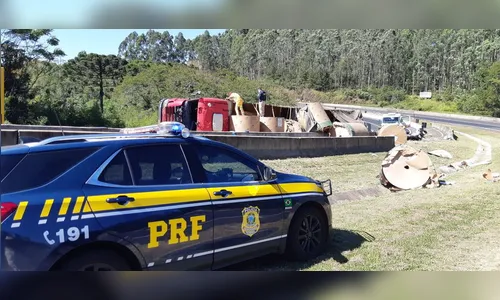 Motorista fica ferido após tombamento de carreta, em Mauá da Serra