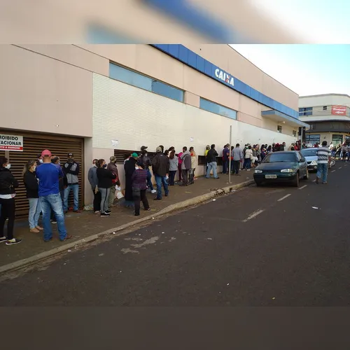 Caixa abre mais cedo, mas fila para receber R$ 600,00 continua em Ivaiporã