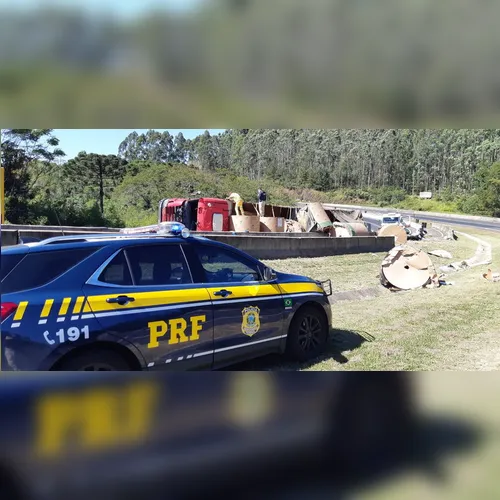 Motorista fica ferido após tombamento de carreta, em Mauá da Serra
